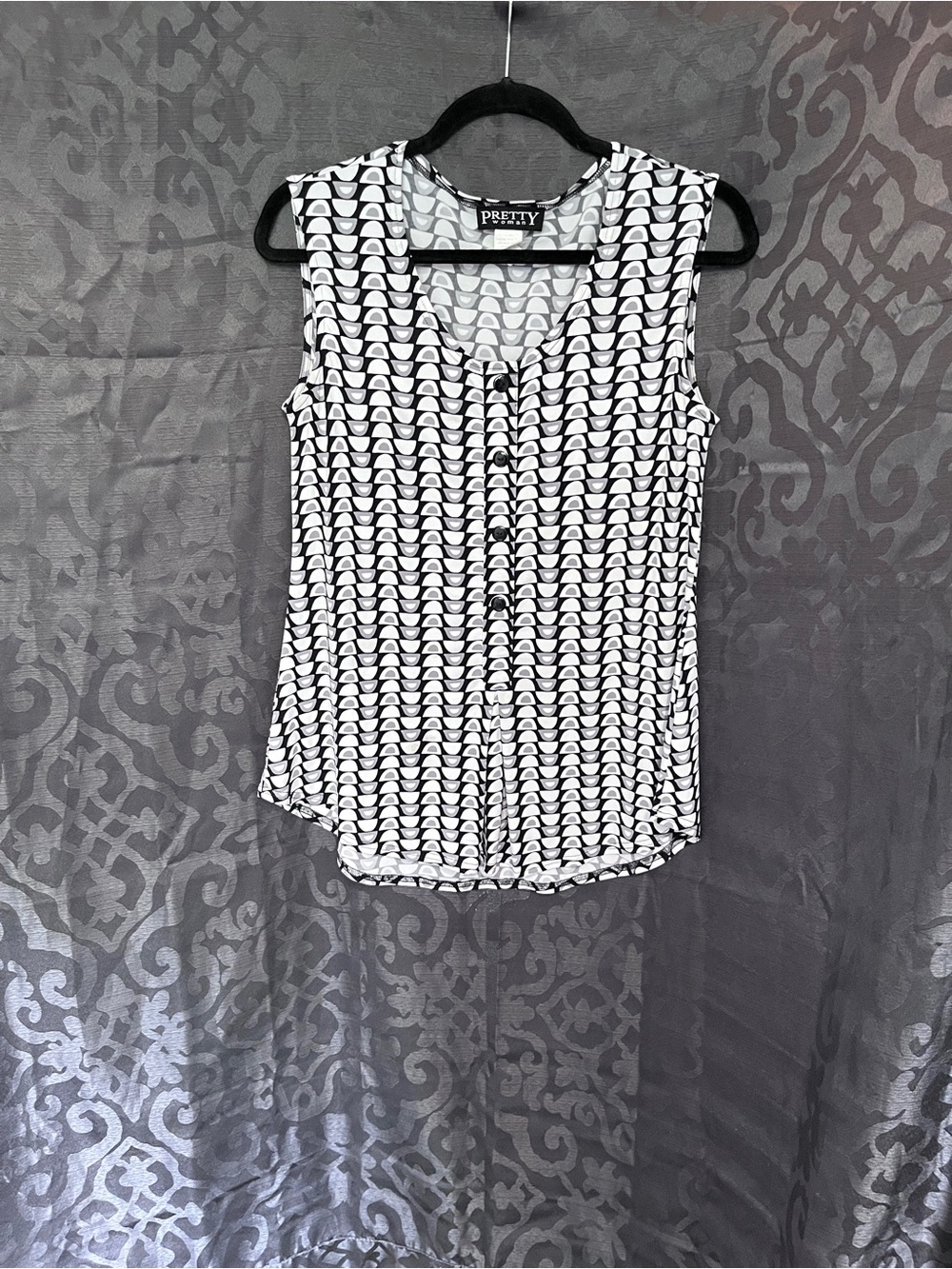 Pretty Woman  Black & White and Geometric Sleeveless V-Neck Tank